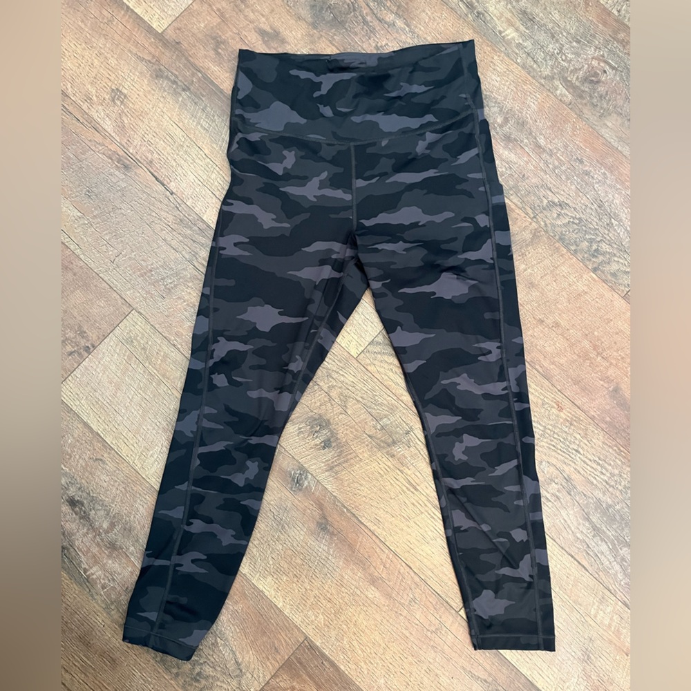 Athleta Like New Camo 7/8 leggings - Picture 4 of 8